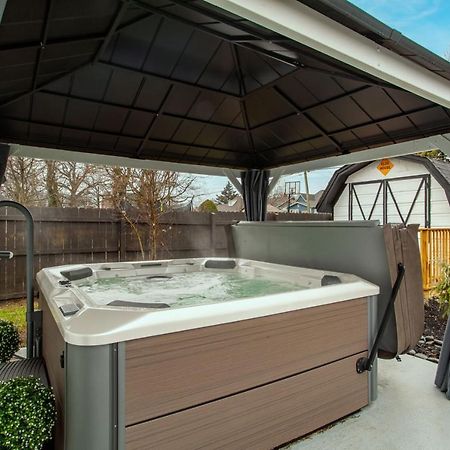 Blue Valley Inn - Hot Tub & Spacious Play Area! Knoxville Esterno foto