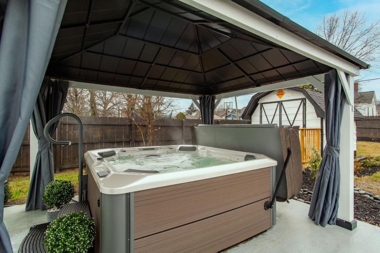 Blue Valley Inn - Hot Tub & Spacious Play Area! Knoxville Esterno foto